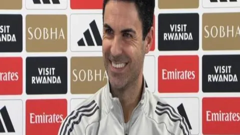 “米西飞跃超越穆迪，空中单臂锁定胜局！”