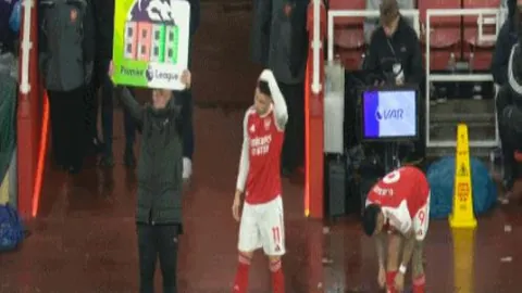 费利佩头槌险遭邵镤亮神级扑救解围